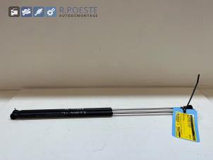 Begagnade Set med gasfjädrar, baklucka Renault Laguna II Grandtour (KG) 1.6 16V Pris € 20,00 Marginaltabell erbjuds av Autodemontagebedrijf R. Poeste B.V.