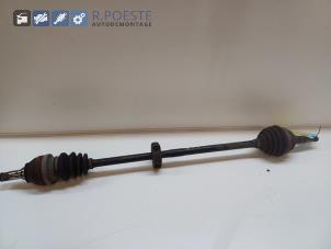 Gebruikte Aandrijfas rechts-voor Opel Astra G (F08/48) 1.6 Prijs € 20,00 Margeregeling aangeboden door Autodemontagebedrijf R. Poeste B.V.