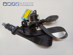 Używane Pas bezpieczenstwa srodkowy tyl Nissan Qashqai (J10) 2.0 16V Cena € 25,00 Procedura marży oferowane przez Autodemontagebedrijf R. Poeste B.V.