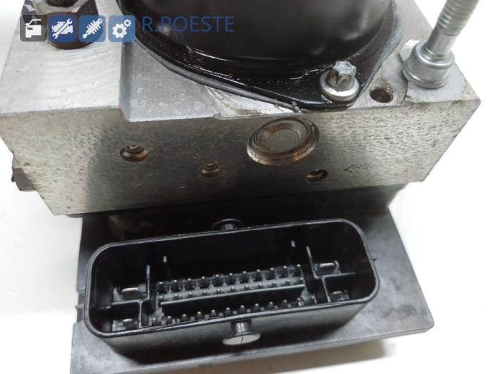 ABS Pumpe van een Volkswagen Polo V (6R) 1.2 12V BlueMotion Technology 2012
