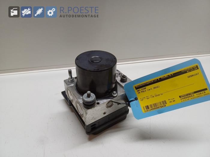 ABS Pumpe van een Volkswagen Polo V (6R) 1.2 12V BlueMotion Technology 2012