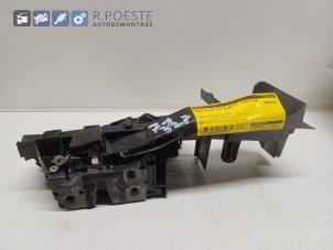 Używane Mechanizm blokady drzwi lewych przednich wersja 4-drzwiowa Ford Focus 2 Wagon 1.4 16V Cena € 30,00 Procedura marży oferowane przez Autodemontagebedrijf R. Poeste B.V.