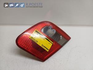 Begagnade Reflektor, baklucka, höger Mitsubishi Carisma 1.8 GDI 16V Pris € 15,00 Marginaltabell erbjuds av Autodemontagebedrijf R. Poeste B.V.