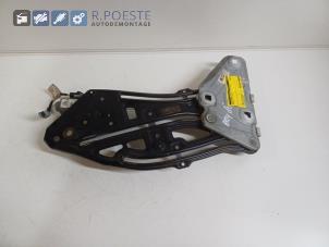 Używane Mechanizm szyby lewej tylnej wersja 2-drzwiowa Peugeot 207 CC (WB) 1.6 16V Cena € 30,00 Procedura marży oferowane przez Autodemontagebedrijf R. Poeste B.V.