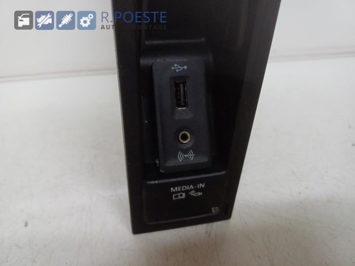 Multimedia aansluiting van een Volkswagen Tiguan (5N1/2) 2.0 TSI 16V 4Motion 2012