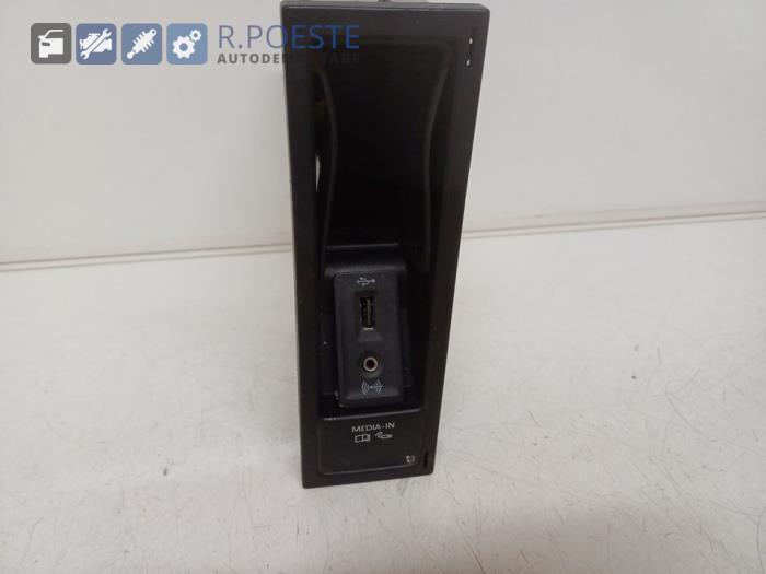 Multimedia aansluiting van een Volkswagen Tiguan (5N1/2) 2.0 TSI 16V 4Motion 2012