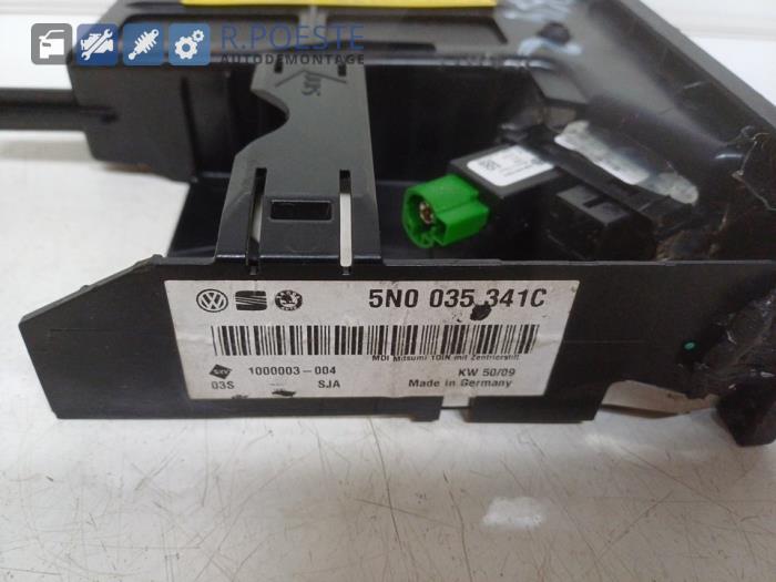 Multimedia aansluiting van een Volkswagen Tiguan (5N1/2) 2.0 TSI 16V 4Motion 2012