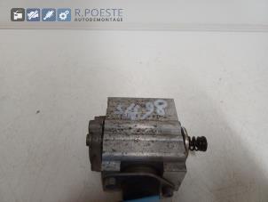 Begagnade Mekanisk bränslepump Volkswagen Golf V (1K1) 1.6 FSI 16V Pris € 145,00 Marginaltabell erbjuds av Autodemontagebedrijf R. Poeste B.V.