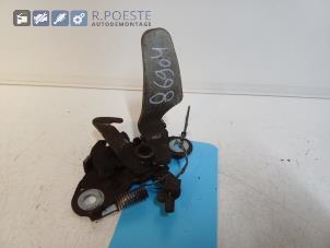 Gebruikte Slotmechaniek Motorkap Peugeot 307 (3A/C/D) 1.6 16V Prijs € 20,00 Margeregeling aangeboden door Autodemontagebedrijf R. Poeste B.V.