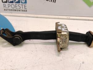 Używane Ogranicznik drzwi prawych przednich wersja 4-drzwiowa Nissan Almera Tino (V10M) 1.8 16V Cena € 20,00 Procedura marży oferowane przez Autodemontagebedrijf R. Poeste B.V.