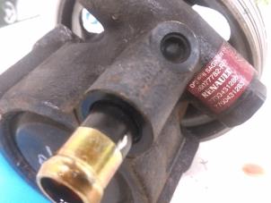 Begagnade Servostyrningspump Renault Megane (EA) 1.4 16V Pris € 40,00 Marginaltabell erbjuds av Autodemontagebedrijf R. Poeste B.V.