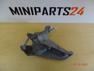Używane Wspornik skrzyni biegów BMW Mini One/Cooper (R50) 1.6 16V Cooper Cena € 29,75 Z VAT oferowane przez Miniparts24 - Miniteile24 GbR