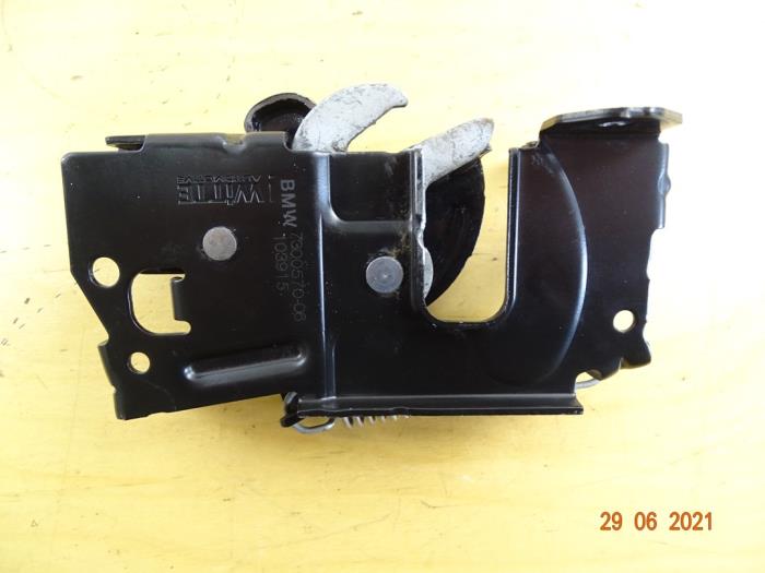 Låsmekanism, motorhuv från en Mini Cooper S 2015