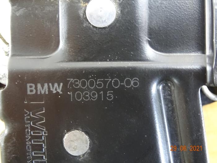 Låsmekanism, motorhuv från en Mini Cooper S 2015