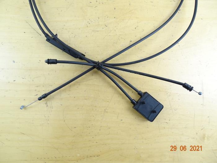 Låsvajer, motorhuv från en Mini Cooper S 2015