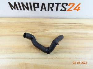 Gebruikte Koelwaterslang Mini Mini (R56) 1.6 16V Cooper S Prijs € 17,85 Inclusief btw aangeboden door Miniparts24 - Miniteile24 GbR
