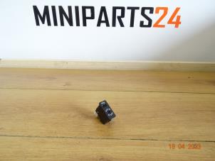 Gebruikte AUX/USB aansluiting Mini Mini (F56) 2.0 16V Cooper S Prijs € 23,80 Inclusief btw aangeboden door Miniparts24 - Miniteile24 GbR