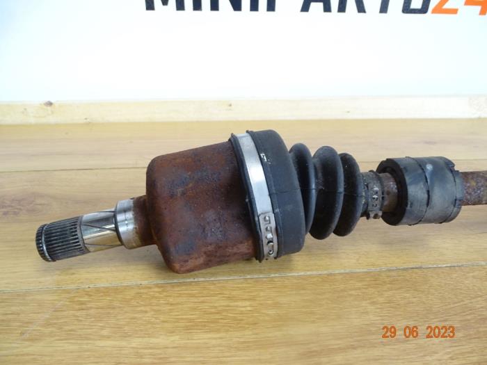 Drivaxel, vänster fram från en MINI Mini (R56) 1.6 16V John Cooper Works 2011