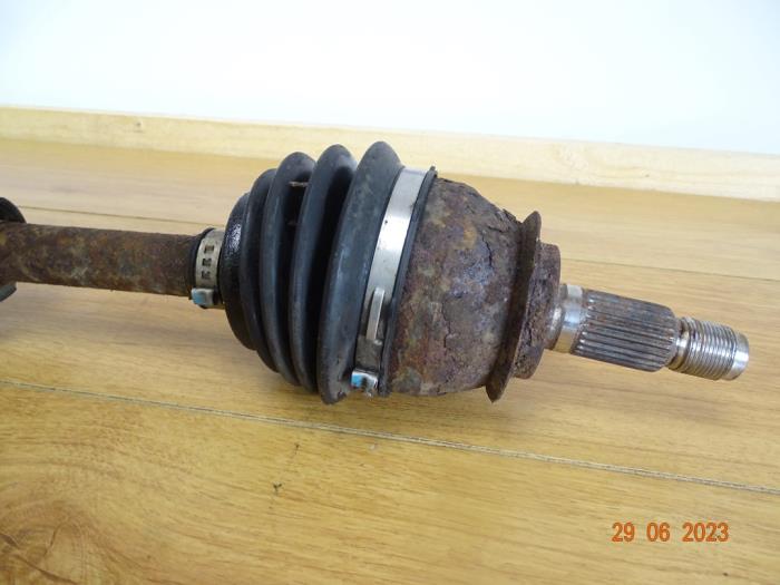 Drivaxel, vänster fram från en MINI Mini (R56) 1.6 16V John Cooper Works 2011