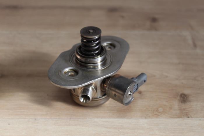 Högtryckspump från en MINI Mini (F56) 1.2 12V One 2015