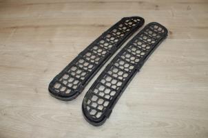 Gebruikte Luchtrooster motorkap links Mini Mini Cooper S (R53) 1.6 16V Prijs € 47,60 Inclusief btw aangeboden door Miniparts24 - Miniteile24 GbR