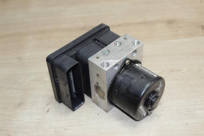 ABS-pump från en MINI Mini One/Cooper (R50) 1.6 16V One 2002