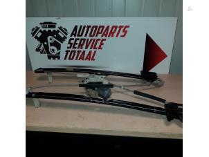 Begagnade Fönstermekanism för bakre dörr, 4-dörrars, vänster Landrover Range Rover Sport (LW) 4.4 SDV8 32V Pris € 75,00 Marginaltabell erbjuds av EU Engines & Parts BV