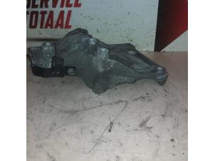 Gebruikte Dynamosteun onder Opel Insignia Sports Tourer 2.0 CDTI 16V 130 ecoFLEX Prijs € 40,00 Margeregeling aangeboden door APST