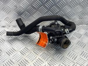 Gebruikte Thermostaathuis Mercedes A-Klasse AMG (177.0) 2.0 A-35 AMG Turbo 16V 4Matic Prijs € 45,00 Margeregeling aangeboden door APST