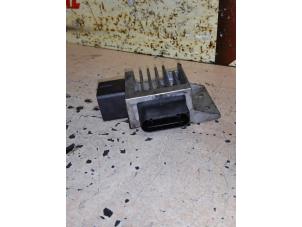 Gebruikte Voorgloei Relais Renault Trafic (1FL/2FL/3FL/4FL) 2.0 dCi 16V 145 Prijs € 50,00 Margeregeling aangeboden door APST