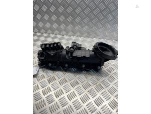 Używane Kolektor dolotowy Mercedes E (W213) E-220d 2.0 Turbo 16V Cena € 100,00 Procedura marży oferowane przez APST