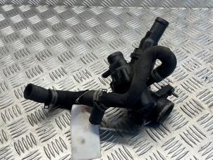 Gebruikte Thermostaathuis Mercedes A (177.0) 2.0 A-220 Turbo 16V Prijs € 50,00 Margeregeling aangeboden door APST