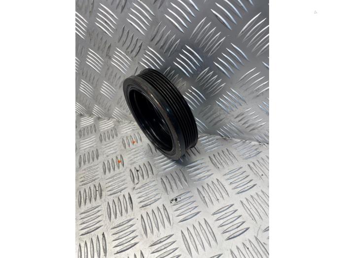 Krukas Poelie van een Audi A3 Limousine (8YS) 2.0 30 TDI 16V 2021