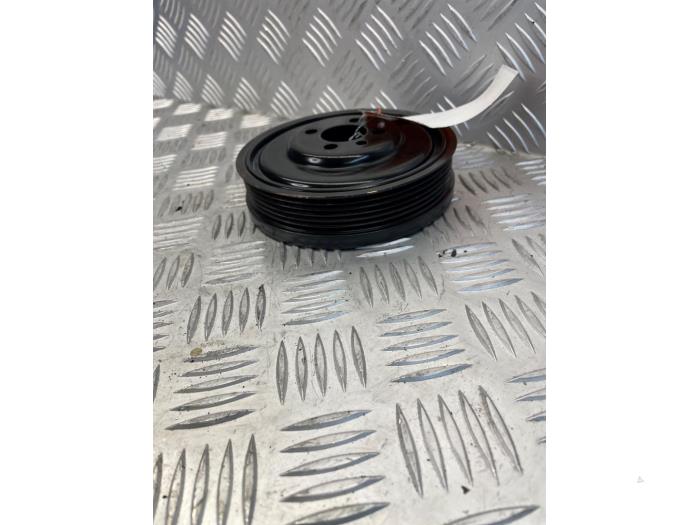 Krukas Poelie van een Audi A3 Limousine (8YS) 2.0 30 TDI 16V 2021