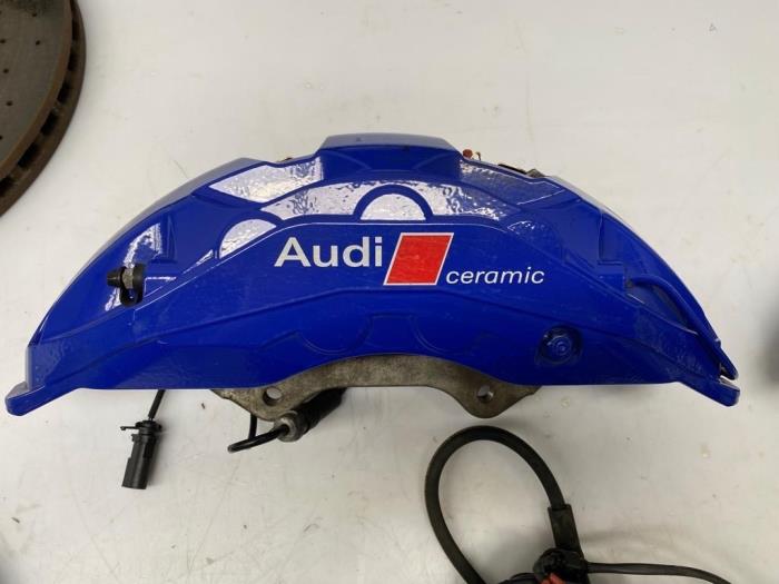 Bromsoksats från en Audi RS 6 Avant (C8) 4.0 V8 TFSI Mild Hybrid 32V 2021