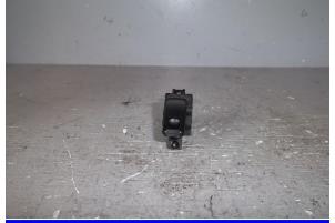 Gebruikte Schakelaar Elektrisch Raam Mazda 323 F (BA14) 1.5i GLX,GT 16V Prijs € 9,00 Margeregeling aangeboden door Hans Auto Onderdelen