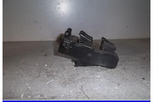 Gebruikte Schakelaar Elektrisch Raam Mazda 323 F (BA14) 1.5i GLX,GT 16V Prijs € 18,00 Margeregeling aangeboden door Hans Auto Onderdelen