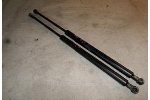 Gebruikte Gasdemperset Kofferdeksel Renault Scénic I (JA) 1.6 16V Prijs € 12,00 Margeregeling aangeboden door Hans Auto Onderdelen