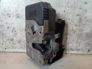 Begagnade Dörrlåscylinder, vänster Opel Vivaro 1.9 DI Pris € 18,00 Marginaltabell erbjuds av Hans Auto Onderdelen