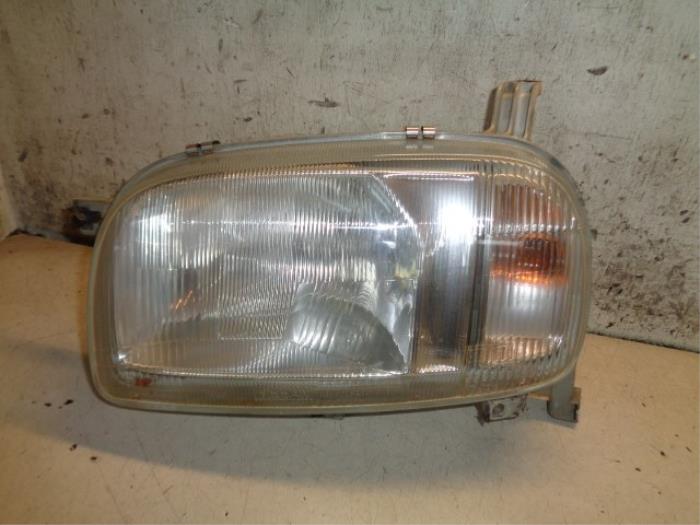 Strålkastare, vänster från en Nissan Micra (K11) 1.3 LX,SLX 16V 1995