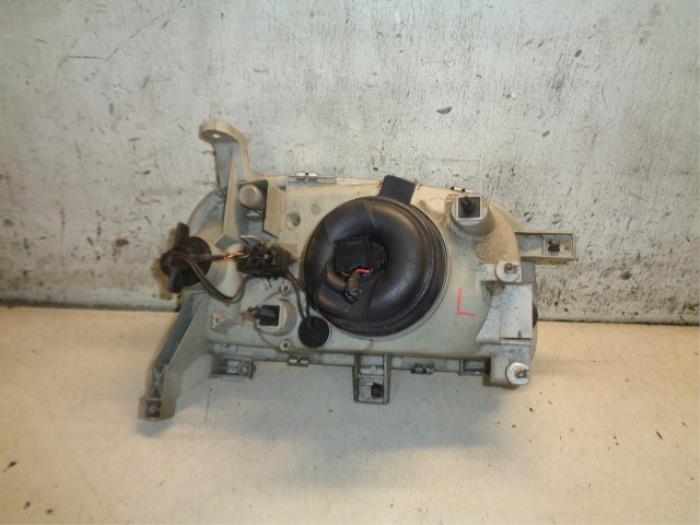 Strålkastare, vänster från en Nissan Micra (K11) 1.3 LX,SLX 16V 1995