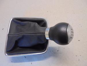 Begagnade Växelspaksskydd Volkswagen Golf Plus (5M1/1KP) 1.2 TSI BlueMOTION Pris € 25,00 Marginaltabell erbjuds av Hans Auto Onderdelen