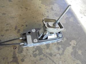 Używane Dzwignia zmiany biegów Volkswagen Golf Plus (5M1/1KP) 1.2 TSI BlueMOTION Cena € 50,00 Procedura marży oferowane przez Hans Auto Onderdelen