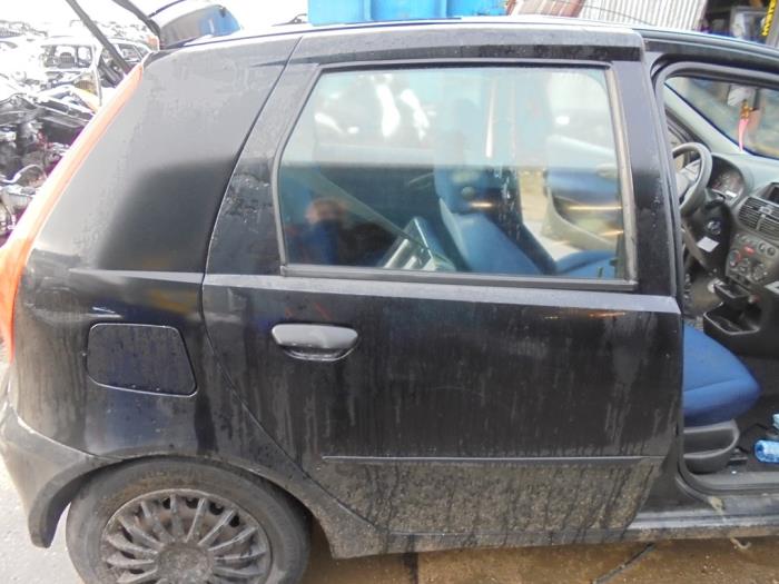 Bakdörr, 4-dörrars, höger från en Fiat Punto II (188) 1.2 60 S 2001