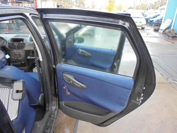 Bakdörr, 4-dörrars, höger från en Fiat Punto II (188) 1.2 60 S 2001