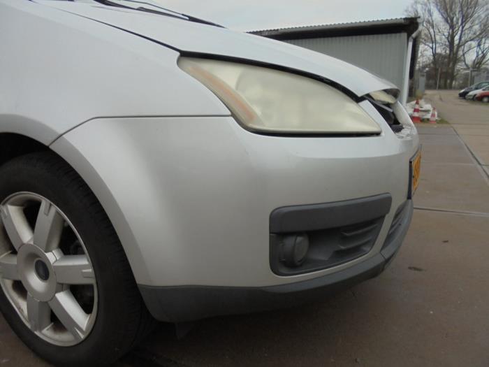 Främre stötfångare från en Ford Focus C-Max 1.6 16V 2005