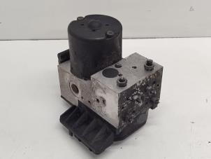 Używane Pompa ABS Mercedes C (W202) 2.0 C-200 CGI 16V Cena € 30,00 Procedura marży oferowane przez Hans Auto Onderdelen