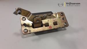 Gebruikte Achterklep Slotmechaniek Opel Zafira (F75) 1.8 16V Prijs € 10,00 Margeregeling aangeboden door Autodemontage Vrijhoeven B.V.