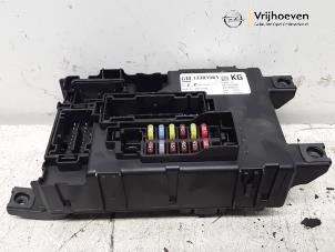 Begagnade Säkringsbox Opel Corsa D 1.6i OPC 16V Turbo Pris € 60,00 Marginaltabell erbjuds av Autodemontage Vrijhoeven B.V.