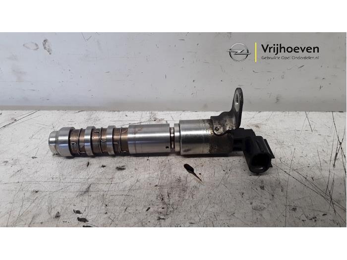 Sensor Nokkenas van een Opel Insignia 2.8 V6 Turbo 24V 4x4 Ecotec 2013